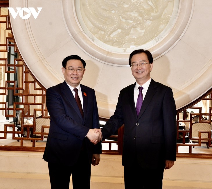 Presidente del Parlamento vietnamita se entrevista con líder político de Yunnan, China - ảnh 1