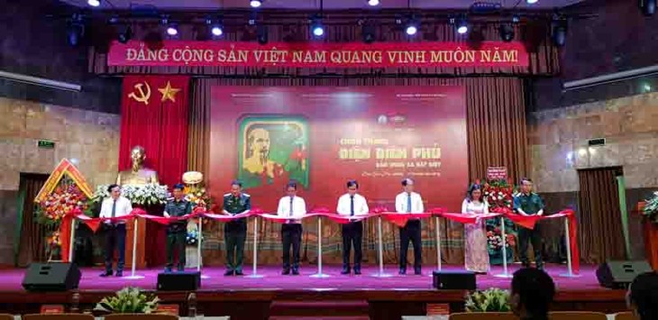 Comienzan exposiciones fotográficas en honor de la victoria de Dien Bien Phu y la reunificación de Vietnam  - ảnh 1