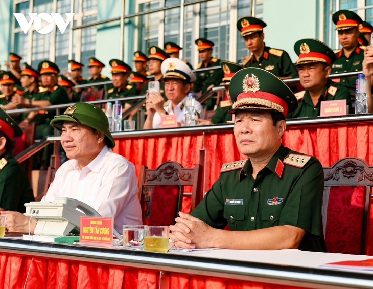 Realizan ensayo de desfile cívico-militar en conmemoración de la victoria de Dien Bien Phu - ảnh 1