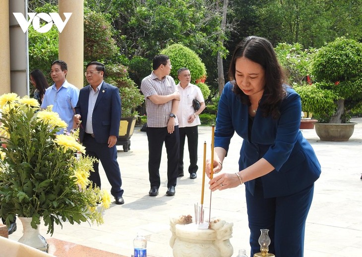 La Presidenta Interina de Vietnam ofrece inciensos en el sitio histórico Prisión de Kon Tum - ảnh 1