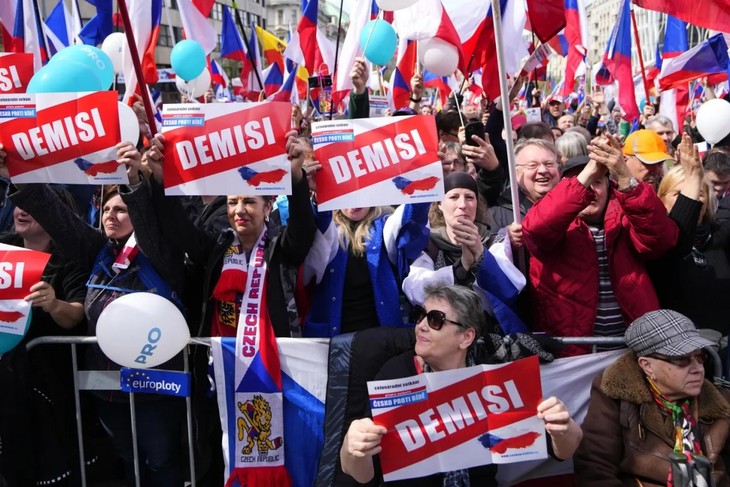 Cientos de personas en Praga protestan contra la guerra en Ucrania - ảnh 1