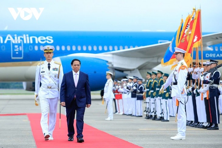 Ceremonia oficial de bienvenida al Primer Ministro de Vietnam y su esposa, de visita en Corea del Sur - ảnh 1