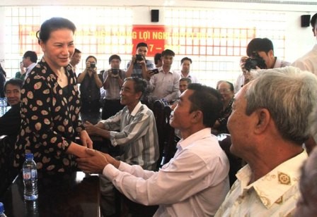 Dirigentes del Parlamento de Vietnam contactan con votantes sureños  - ảnh 1