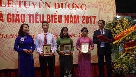 Celebran en Vietnam actividades conmemorativas del Día Nacional del Maestro - ảnh 1