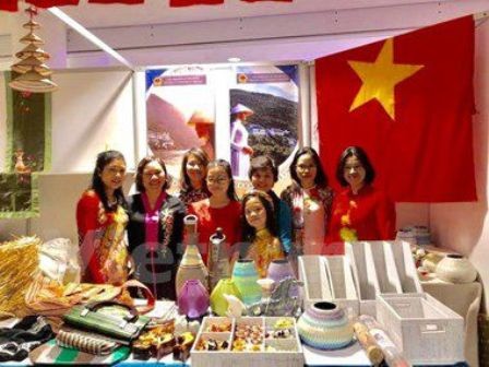 Participa Vietnam en Feria caritativa en Ucrania  - ảnh 1