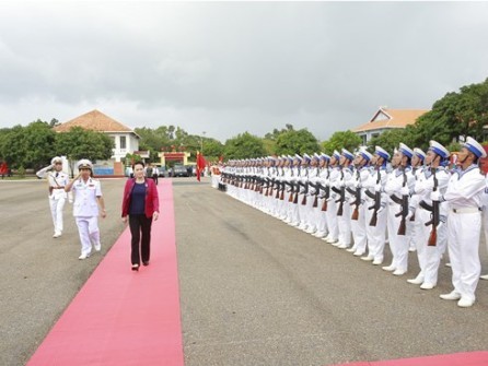 Líder parlamentaria de Vietnam visita unidades navales en Khanh Hoa - ảnh 1
