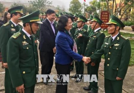 Vicepresidenta de Vietnam visita a personas en difíciles condiciones en Thue Thien Hue  - ảnh 1