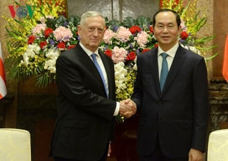 Altos dirigentes vietnamitas reciben al secretario de Defensa de Estados Unidos  - ảnh 2