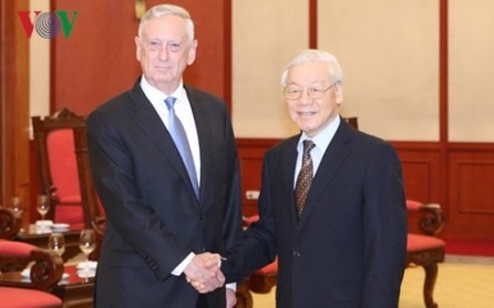 Altos dirigentes vietnamitas reciben al secretario de Defensa de Estados Unidos  - ảnh 1