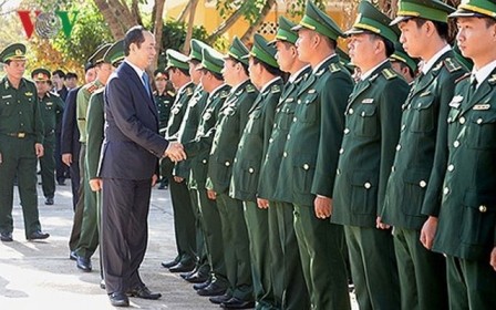 Presidente de Vietnam alienta a soldados guardafronteras en el centro  - ảnh 1