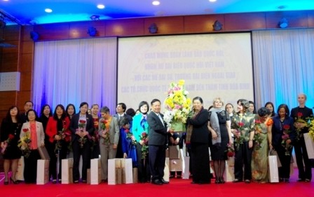 Vicepresidenta del Parlamento vietnamita visita Hoa Binh - ảnh 1