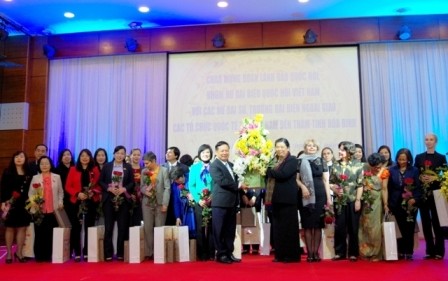 Vicepresidenta del Parlamento vietnamita visita Hoa Binh - ảnh 1