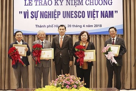 Honran a 20 contribuyentes destacados de la UNESCO Vietnam - ảnh 1