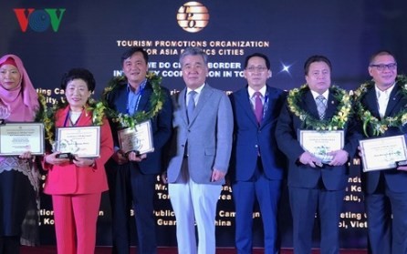 Ciudades vietnamitas honradas en el marco del Foro de la TPO - ảnh 1