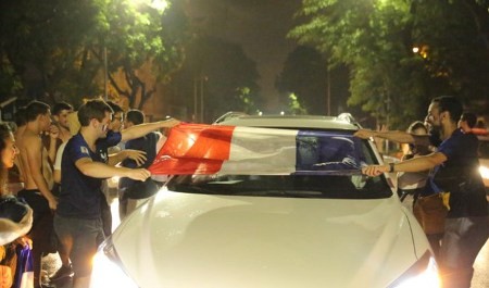 Franceses en Hanoi celebra triunfo en la Copa Mundial del fútbol - ảnh 1