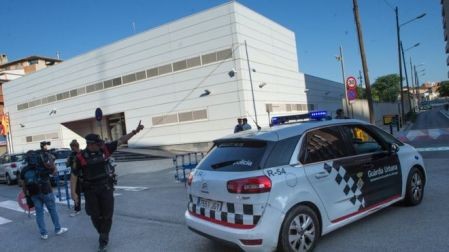 Policía española frustra un ataque terrorista contra una estación de policía en el noreste de Cataluña - ảnh 1