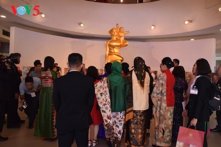 Esposa del presidente indonesio se impresiona con el Museo de la Mujer de Vietnam  - ảnh 2