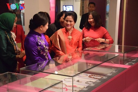 Esposa del presidente indonesio se impresiona con el Museo de la Mujer de Vietnam  - ảnh 3