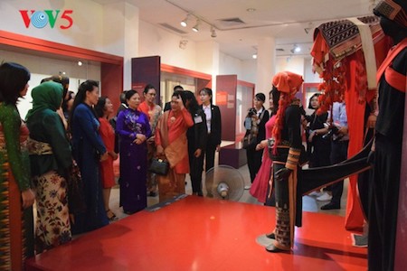 Esposa del presidente indonesio se impresiona con el Museo de la Mujer de Vietnam  - ảnh 5