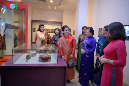 Esposa del presidente indonesio se impresiona con el Museo de la Mujer de Vietnam  - ảnh 6