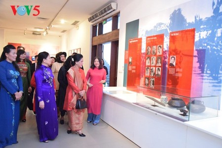 Esposa del presidente indonesio se impresiona con el Museo de la Mujer de Vietnam  - ảnh 7