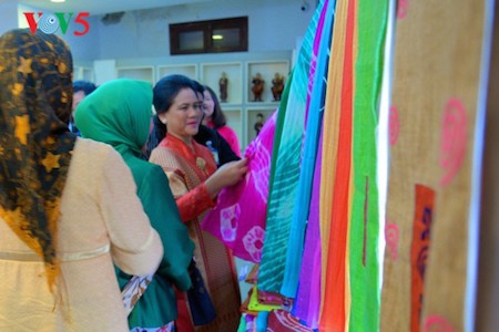 Esposa del presidente indonesio se impresiona con el Museo de la Mujer de Vietnam  - ảnh 8