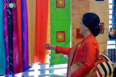 Esposa del presidente indonesio se impresiona con el Museo de la Mujer de Vietnam  - ảnh 9