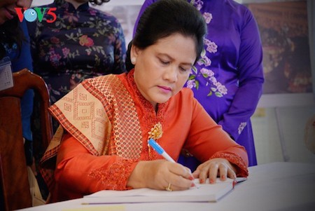 Esposa del presidente indonesio se impresiona con el Museo de la Mujer de Vietnam  - ảnh 10