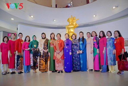 Esposa del presidente indonesio se impresiona con el Museo de la Mujer de Vietnam  - ảnh 11