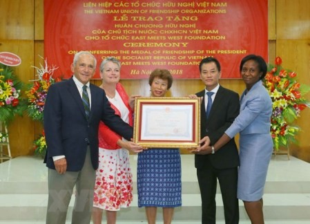 Vietnam otorga la Orden de Amistad a la Fundación East Meets West - ảnh 1