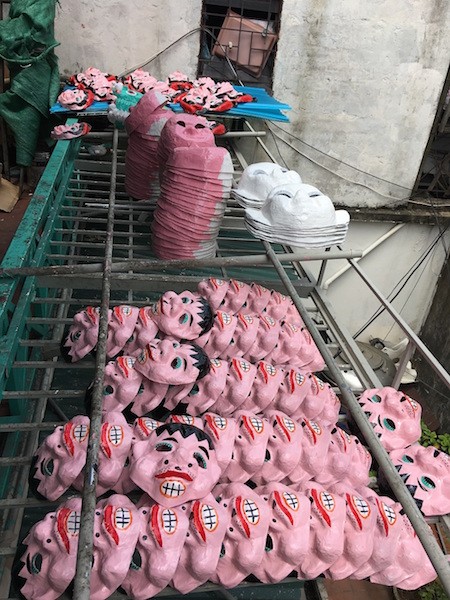 Única familia fabricante de máscaras de cartulina tradicionales en Hanói - ảnh 10