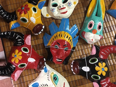 Única familia fabricante de máscaras de cartulina tradicionales en Hanói - ảnh 13