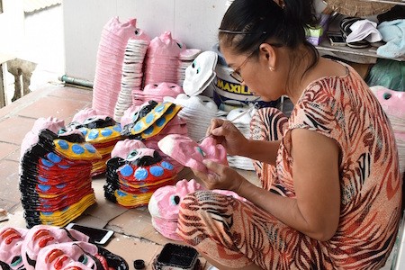 Única familia fabricante de máscaras de cartulina tradicionales en Hanói - ảnh 15