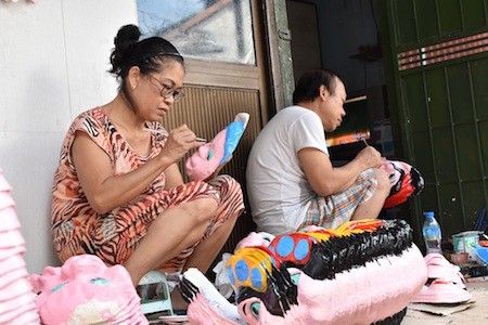 Única familia fabricante de máscaras de cartulina tradicionales en Hanói - ảnh 1