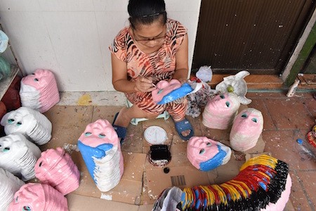 Única familia fabricante de máscaras de cartulina tradicionales en Hanói - ảnh 2