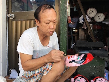 Única familia fabricante de máscaras de cartulina tradicionales en Hanói - ảnh 3