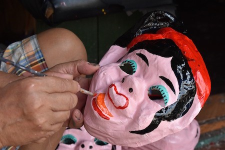 Única familia fabricante de máscaras de cartulina tradicionales en Hanói - ảnh 4
