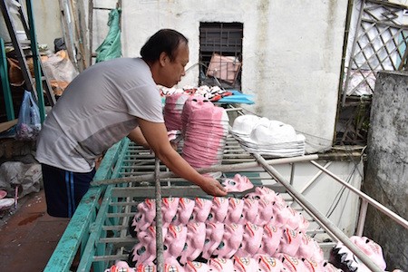 Única familia fabricante de máscaras de cartulina tradicionales en Hanói - ảnh 6