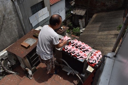 Única familia fabricante de máscaras de cartulina tradicionales en Hanói - ảnh 7
