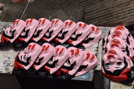 Única familia fabricante de máscaras de cartulina tradicionales en Hanói - ảnh 8