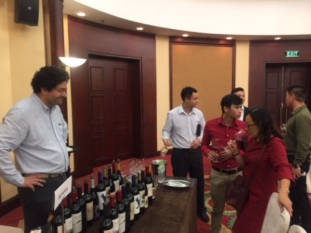Mercado vietnamita cada vez más atractivo para las empresas vitivinícolas de Argentina - ảnh 1