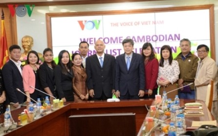 VOV continuará ayudando técnicamente al sector de radio camboyano  - ảnh 1