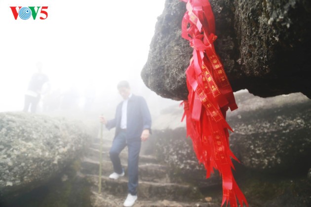 Huella del Rey-Buda Tran Nhan Tong en la montaña sagrada Yen Tu - ảnh 16