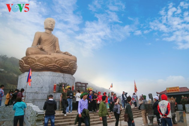 Huella del Rey-Buda Tran Nhan Tong en la montaña sagrada Yen Tu - ảnh 1