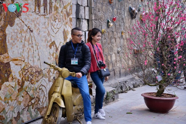 Ambiente del Tet vietnamita en ojos de jóvenes foráneos - ảnh 5
