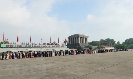 Más de 47 mil personas visitan el mausoleo al presidente Ho Chi Minh durante el Tet - ảnh 1