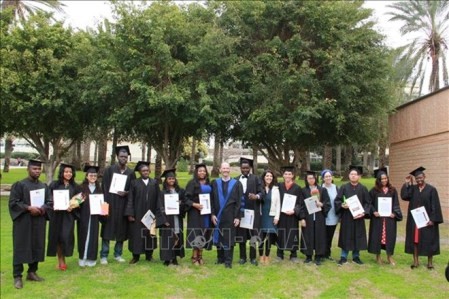 Estudiantes vietnamitas se gradúan de maestría agrícola de Israel - ảnh 1