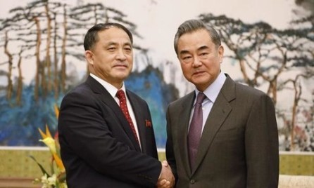 Problema de península coreana debe resolverse a través de diálogo, dice canciller chino - ảnh 1