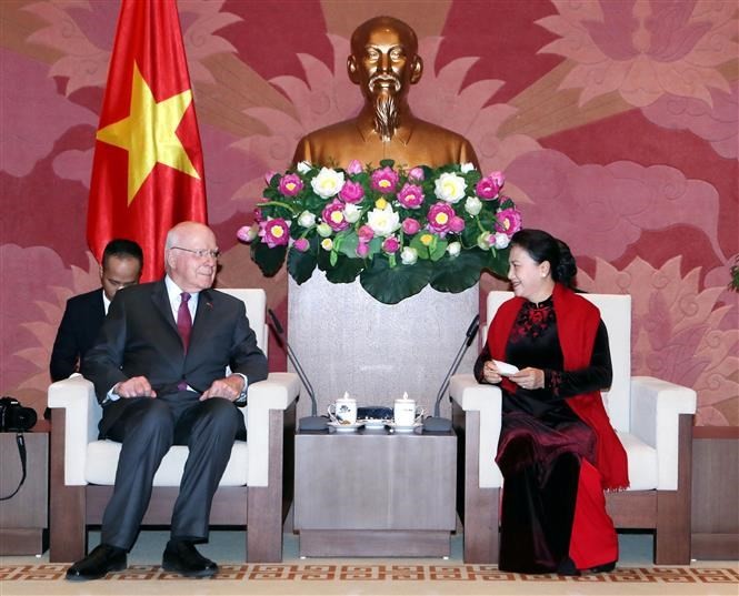 Presidenta de la Asamblea Nacional de Vietnam recibe a senador estadounidense - ảnh 1