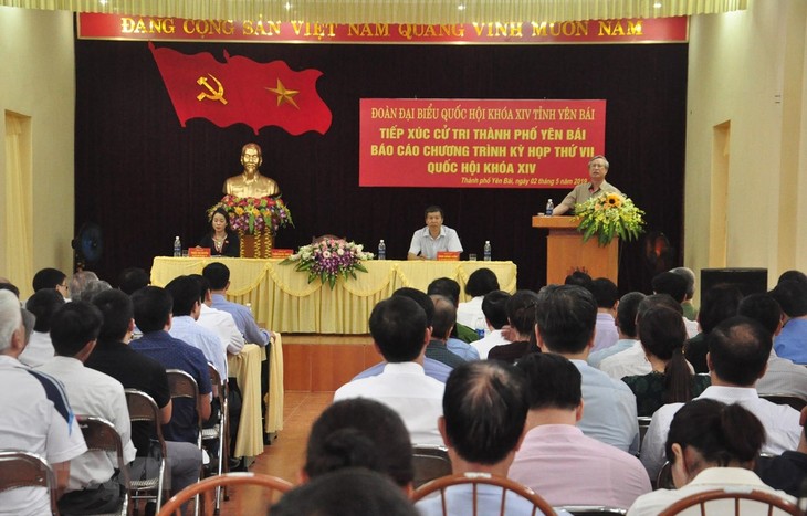 Altos funcionarios vietnamitas contactan con electores en diferentes localidades  - ảnh 1